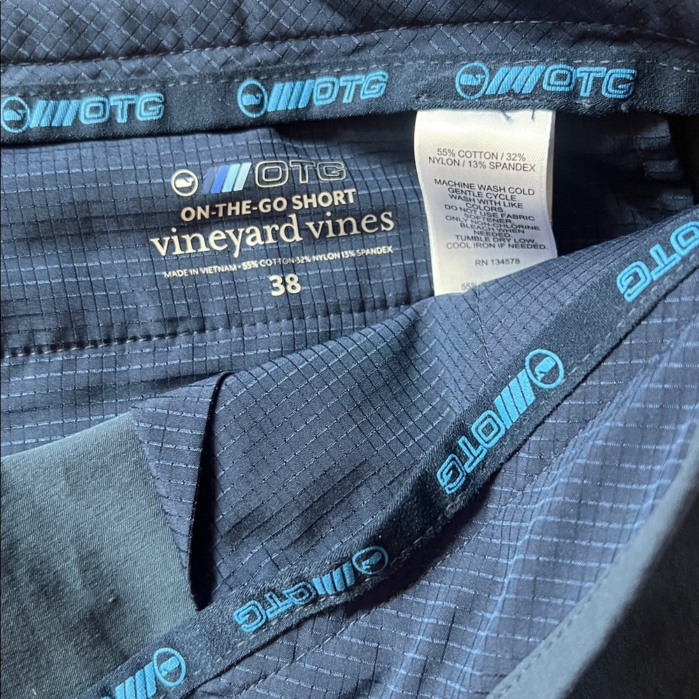 Vineyard Vines Men's Navy Flat-Front On-The-Go Performance Shorts size 38 - Picture 2 of 4